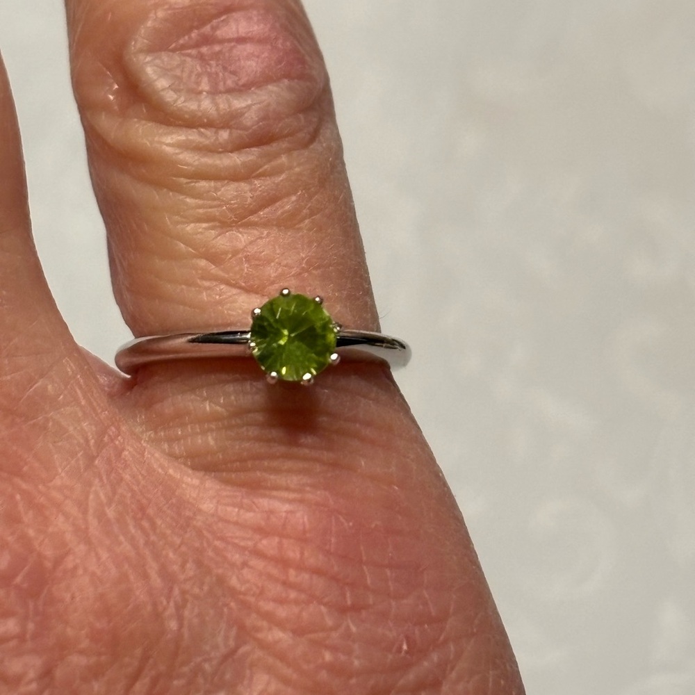 14K white gold and peridot ring